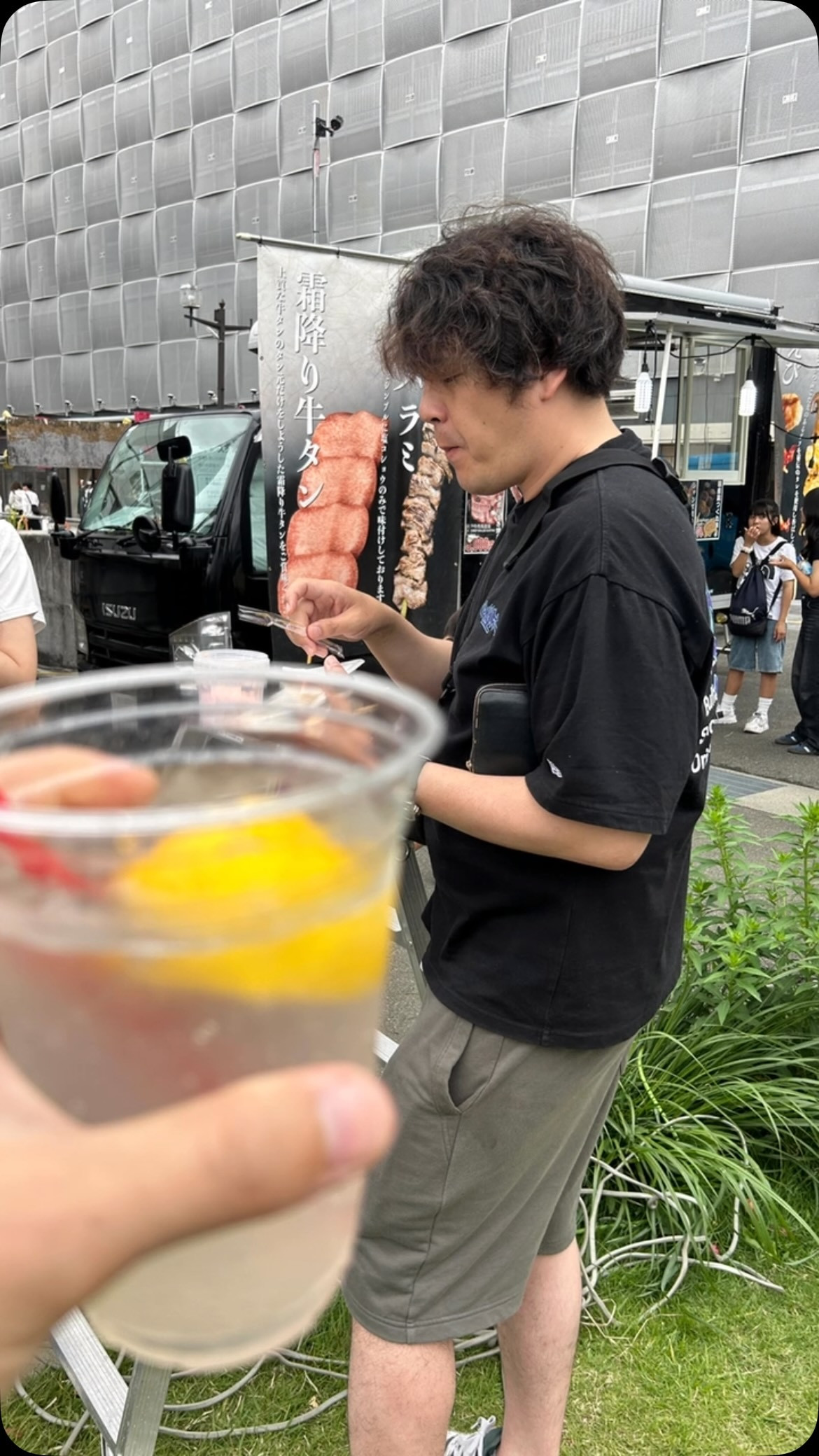 「社長、今度は冷たい一杯までご馳走してくれたラク。